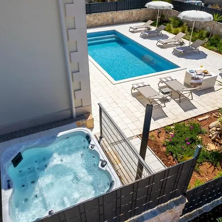 Ora With Heated Pool, Whirlpool, 4 Bedrooms Grohote