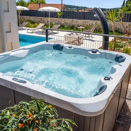 Ora With Heated Pool, Whirlpool, 4 Bedrooms Grohote