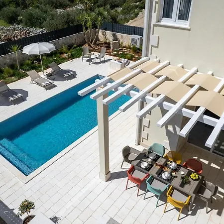 Villa Ora With Heated Pool, Whirlpool, 4 Bedrooms *