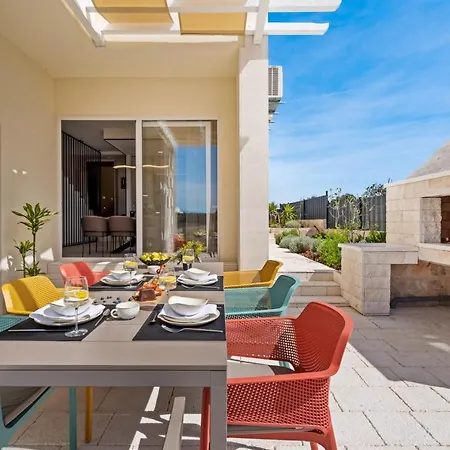 Villa Ora With Heated Pool, Whirlpool, 4 Bedrooms