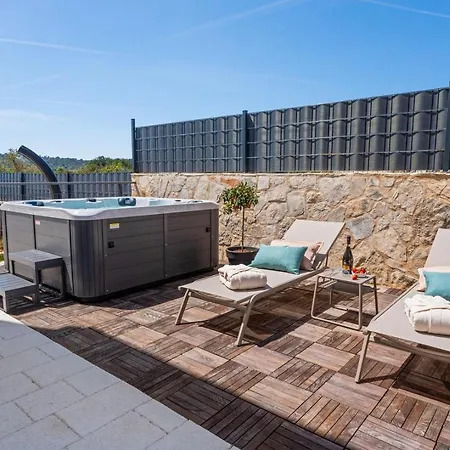 Villa Ora With Heated Pool, Whirlpool, 4 Bedrooms
