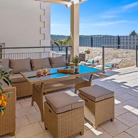 Villa Ora With Heated Pool, Whirlpool, 4 Bedrooms