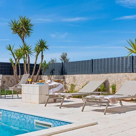 Villa Ora With Heated Pool, Whirlpool, 4 Bedrooms Grohote
