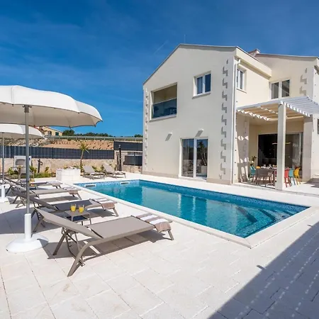 Ora With Heated Pool, Whirlpool, 4 Bedrooms Villa