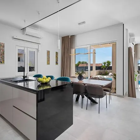 Villa Ora With Heated Pool, Whirlpool, 4 Bedrooms Grohote