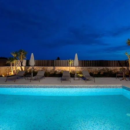 Ora With Heated Pool, Whirlpool, 4 Bedrooms Grohote