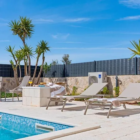 Villa Ora With Heated Pool, Whirlpool, 4 Bedrooms *