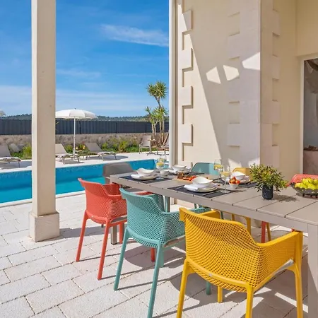 Villa Ora With Heated Pool, Whirlpool, 4 Bedrooms Grohote