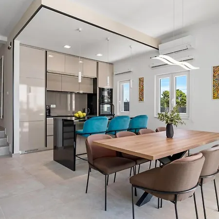 Ora With Heated Pool, Whirlpool, 4 Bedrooms Grohote