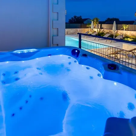 Villa Ora With Heated Pool, Whirlpool, 4 Bedrooms Grohote