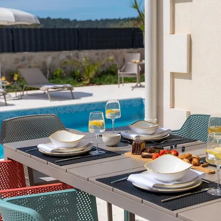 Ora With Heated Pool, Whirlpool, 4 Bedrooms * Grohote
