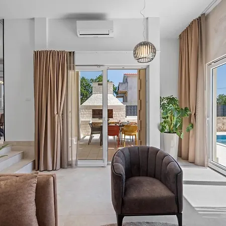 Villa Ora With Heated Pool, Whirlpool, 4 Bedrooms Grohote