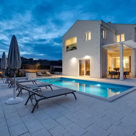 Villa Ora With Heated Pool, Whirlpool, 4 Bedrooms *